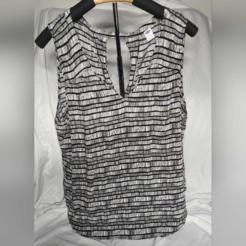 Old Navy sleeveless blouse with keyhole cutout, 2X
